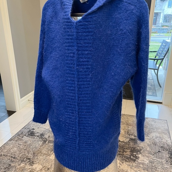 Atelier Nicole Miller hooded long sweater royal blue size medium side pockets ❄️ - Picture 15 of 17